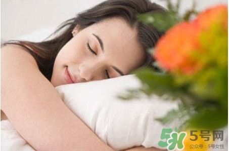 睡覺手腳發(fā)麻是怎么回事？睡覺手腳發(fā)麻是什么原因