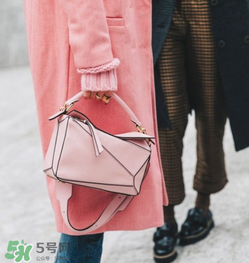 loewe puzzle怎么背好看？loewe puzzle怎么搭配好看？