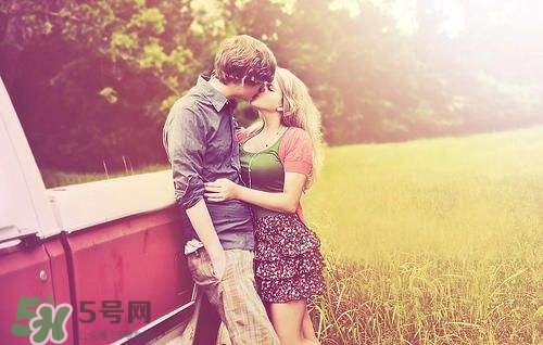 接吻時男生的手放哪里？接吻時男人的手摸哪里暴露性格