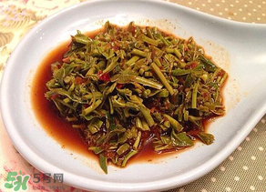 涼拌香椿要過(guò)水嗎？香椿涼拌前需要用開(kāi)水焯一下嗎？