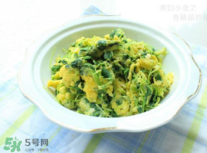 香椿炒雞蛋不能和什么同吃？香椿炒雞蛋什么人不能吃？