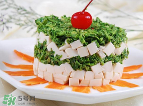 香椿拌豆腐怎么做好吃？香椿拌豆腐放什么油？