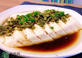 香椿炒豆腐怎么做好吃？香椿炒豆腐的做法