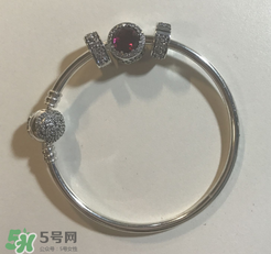 潘多拉美女與野獸手鏈?zhǔn)鞘裁床馁|(zhì)？pandora美女與野獸是銀的嗎？