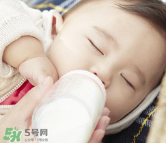 寶寶喝水喝奶要分開用奶瓶嗎？奶瓶喝水和喝奶要分開嗎？