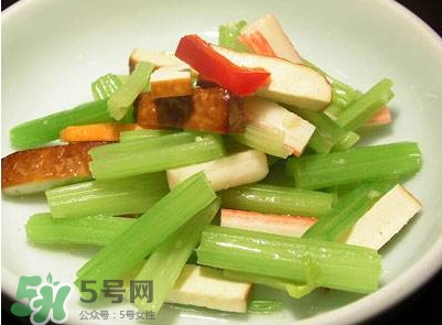 芹菜怎么炒好吃？芹菜怎么炒不苦