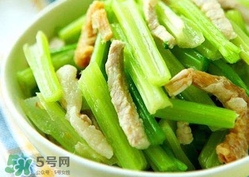 芹菜怎么炒好吃？芹菜怎么炒不苦