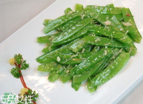 ?炒荷蘭豆要焯水嗎？荷蘭豆不焯水能吃嗎？