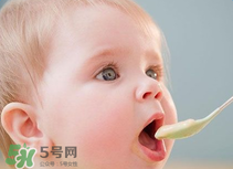 寶寶幾個(gè)月可以吃水果泥？寶寶多大可以吃果泥？