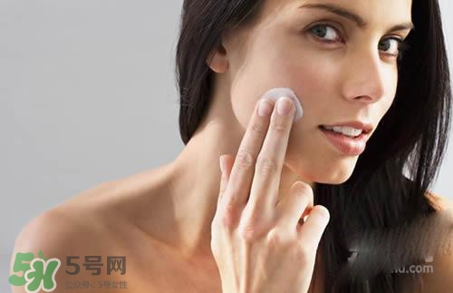 先用磨砂膏還是先用洗面奶？磨砂膏和洗面奶哪個(gè)先用？