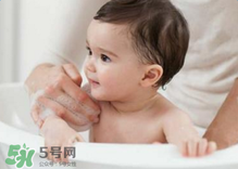寶寶流鼻涕了還能洗澡嗎？寶寶夏天感冒能不能洗澡？