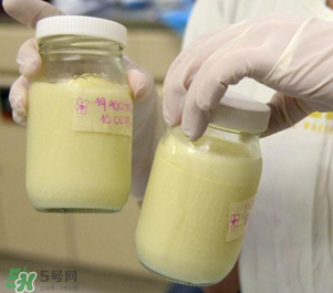 我的奶水發(fā)黃是怎么回事？ 哺乳期奶水發(fā)黃還可以喂奶嗎？
