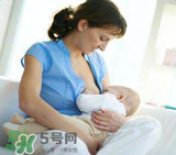 我的奶水發(fā)黃是怎么回事？ 哺乳期奶水發(fā)黃還可以喂奶嗎？