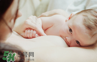 哺乳期奶水有血是什么原因？哺乳期奶水有血能喂奶嗎？