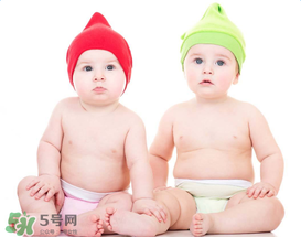 如何判斷新生兒已經(jīng)吃飽？新生兒吃飽了有什么表現(xiàn)？