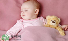 如何判斷新生兒已經(jīng)吃飽？新生兒吃飽了有什么表現(xiàn)？
