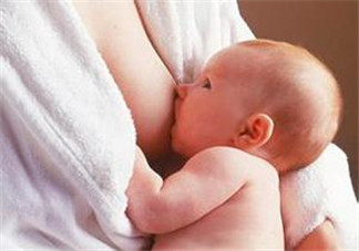 哺乳期奶水有血是什么原因？哺乳期奶水有血能喂奶嗎？