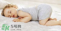 小孩開著燈睡覺(jué)好嗎？寶寶睡覺(jué)開著燈對(duì)身體有危害嗎？