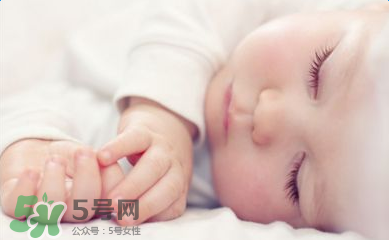 小孩開著燈睡覺(jué)好嗎？寶寶睡覺(jué)開著燈對(duì)身體有危害嗎？