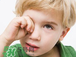 寶寶總是拿手揉眼睛是怎么了？寶寶眼睛癢怎么處理？