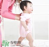寶寶一歲多了還不會走路怎么辦？寶寶走路晚是什么原因造成的