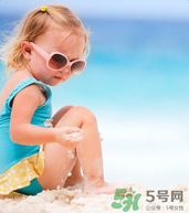 夏日海邊寶寶游泳怎么防曬？海邊親子游泳防曬注意事項(xiàng)