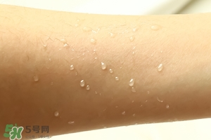 ajuste防曬噴霧哪個顏色好？ajuste防曬噴霧藍(lán)色綠色白色區(qū)別