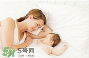 產(chǎn)后皮膚干燥起皮又很癢是怎么回事？生完小孩后皮膚特干怎么辦？