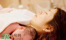 產(chǎn)后皮膚干燥起皮又很癢是怎么回事？生完小孩后皮膚特干怎么辦？