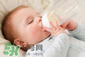 寶寶溢奶怎么辦？寶寶溢奶怎么做？