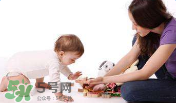 一歲寶寶玩什么游戲好？一歲寶寶適合玩什么游戲？