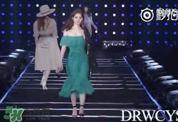 穿著高跟鞋翻跟頭走t臺模特同款綠色裙子是什么牌子？