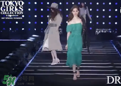 穿著高跟鞋翻跟頭走t臺模特同款綠色裙子是什么牌子？