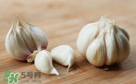 蒜頭發(fā)芽了還能吃嗎？蒜頭發(fā)芽了芽心能吃嗎