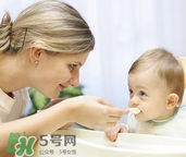 嬰兒吃魚肝油能打預(yù)防針嗎？嬰兒吃魚肝油影不影響打預(yù)防針？