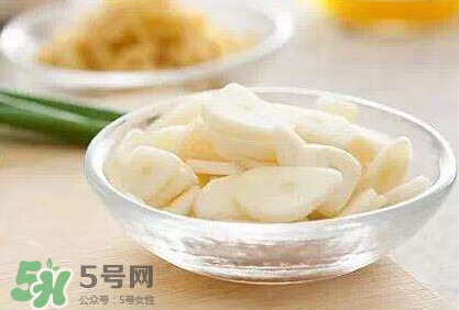 生吃蒜頭有什么好處？生吃蒜頭的功效和作用