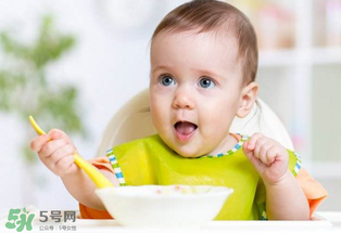 寶寶吃米粉拉綠便便怎么回事？寶寶吃米粉拉綠色要緊嗎？