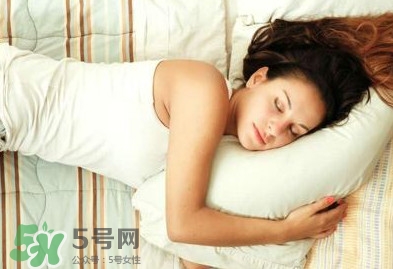 女人打鼾是什么原因？女人睡覺(jué)打鼾的原因