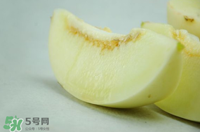 為什么吃甜瓜會嗓子疼？吃甜瓜嗓子疼怎么辦？