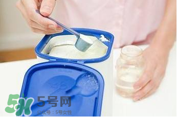 開水沖奶粉會破壞營養(yǎng)嗎？什么水溫沖奶粉好？