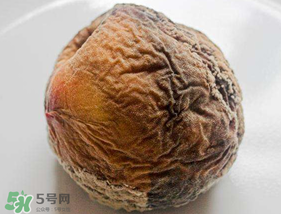 ?桃子發(fā)霉了還可以吃嗎？吃了發(fā)霉的桃子怎么辦？