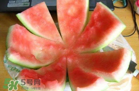 西瓜皮敷臉有什么作用？西瓜皮敷臉有什么好處