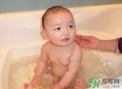 夏天嬰兒洗澡水溫多少度合適？夏天嬰兒洗澡水溫需要多少度？