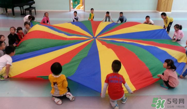 餃子在幼兒園玩的游戲叫什么？彩虹傘的捕魚游戲怎么玩？