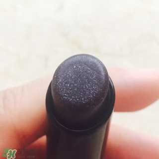 嬌蘭小黑裙007顯色嗎？嬌蘭小黑裙007適合唇色淺的嗎？