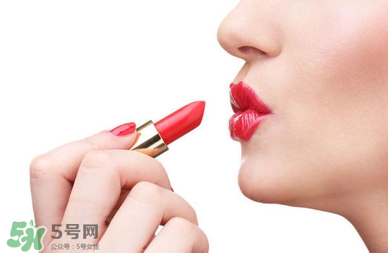 哺乳期能不能涂口紅呢？哺乳期涂口紅對(duì)寶寶有危害嗎？
