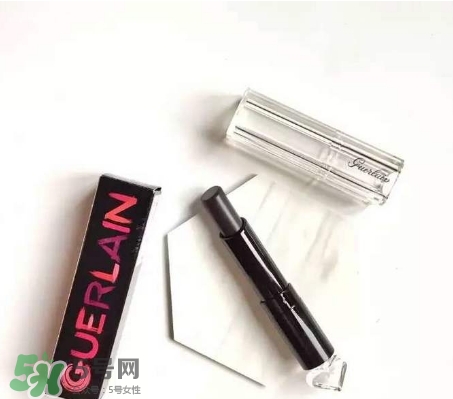 嬌蘭小黑裙007顯色嗎？嬌蘭小黑裙007適合唇色淺的嗎？