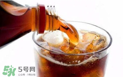 為什么喝碳酸飲料打嗝嗆鼻子？碳酸飲料為什么會(huì)冒泡