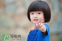 什么原因?qū)е潞⒆有愿駜?nèi)向？孩子性格內(nèi)向該怎么辦？