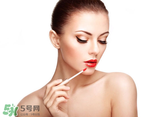 哺乳期能不能涂口紅呢？哺乳期涂口紅對(duì)寶寶有危害嗎？